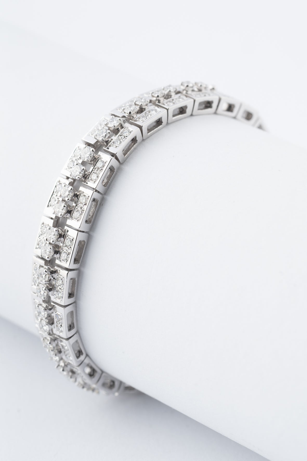 Wit gouden schakel armband met briljanten