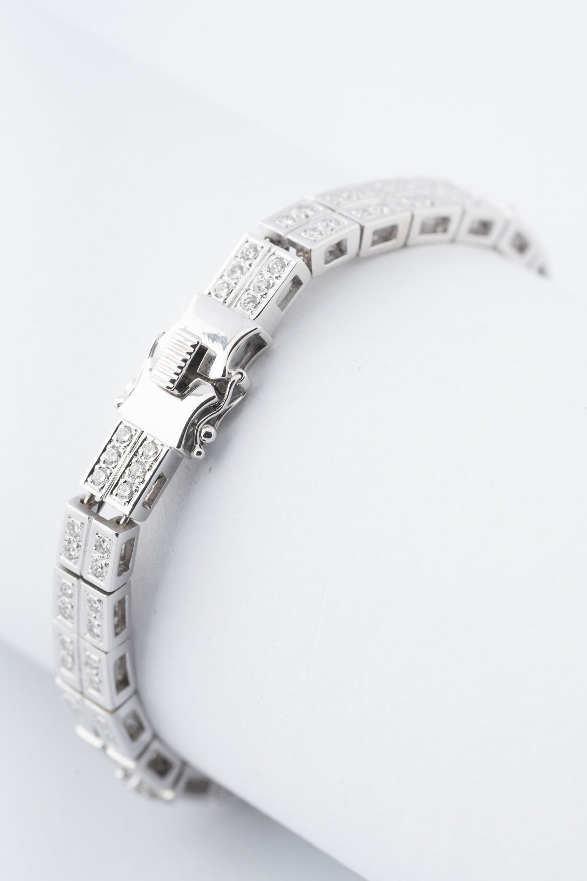 Wit gouden schakel armband met briljanten