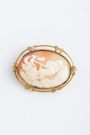 Camée broche met Griekse mythologische voorstelling