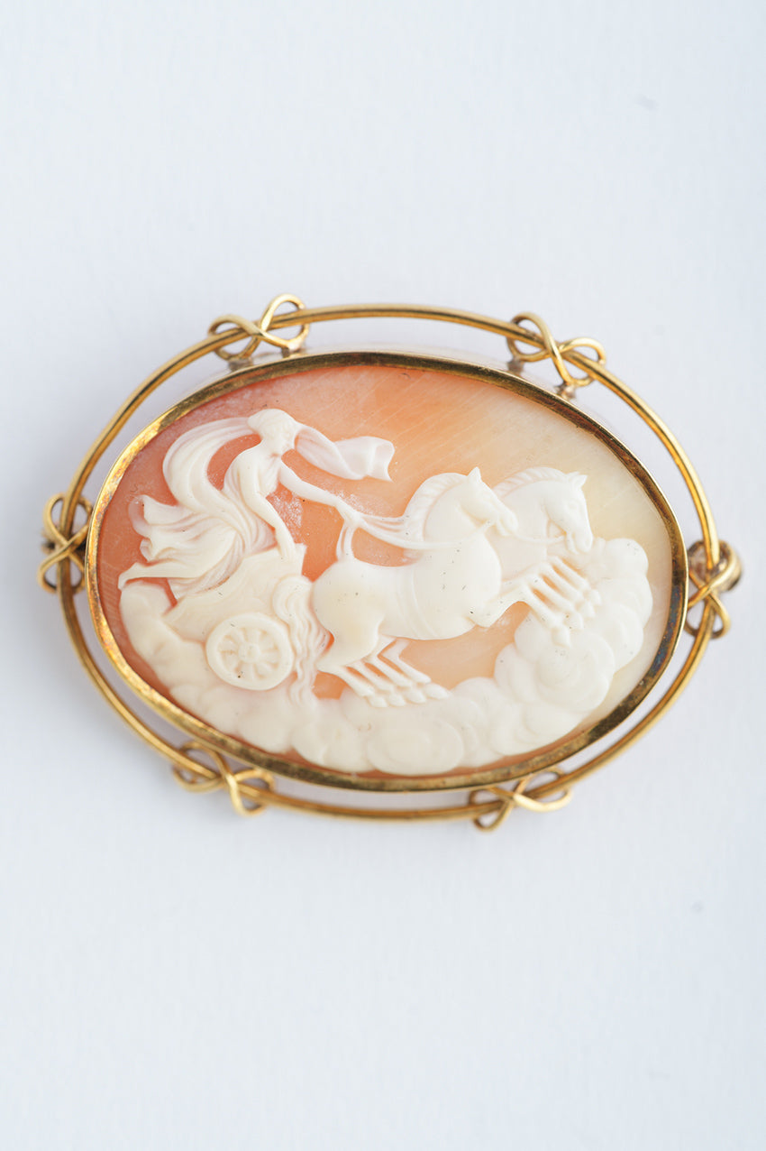 Camée broche met Griekse mythologische voorstelling