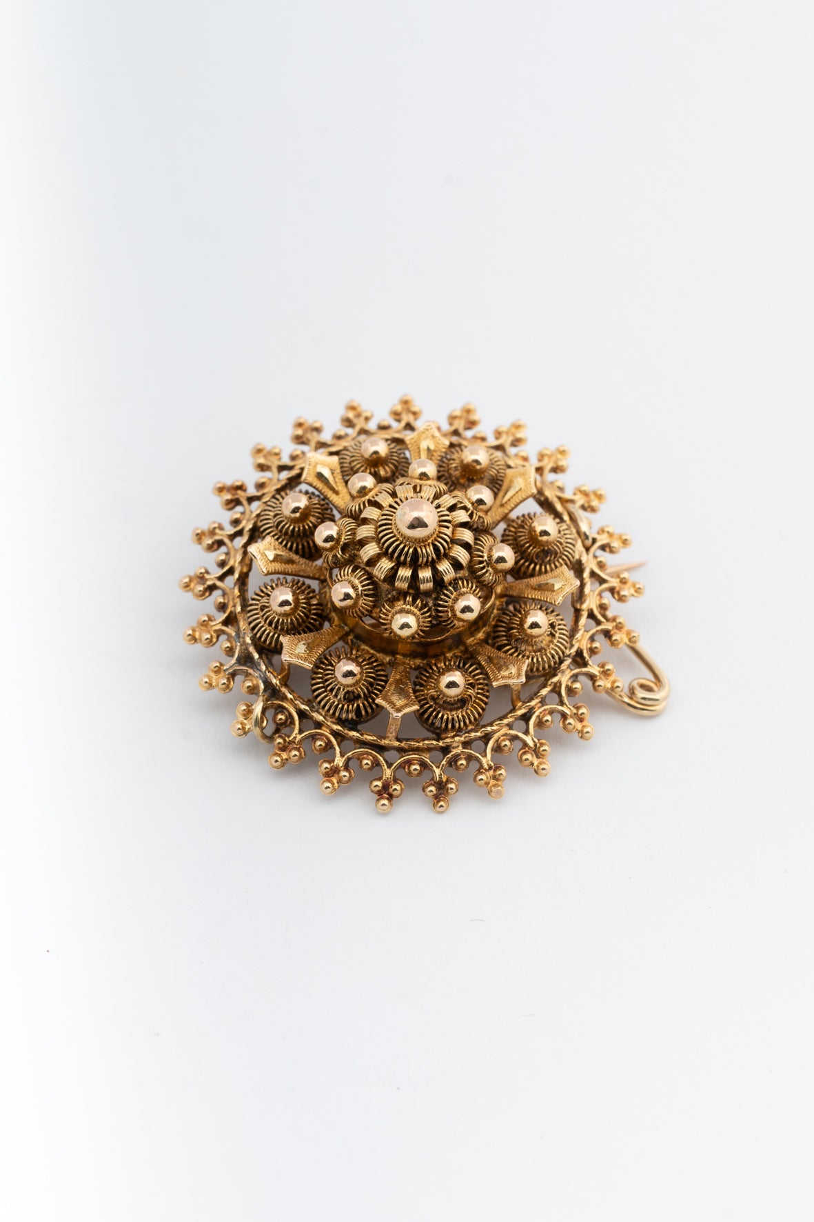 Antieke geel gouden klederdracht broche met veiligheidsketting