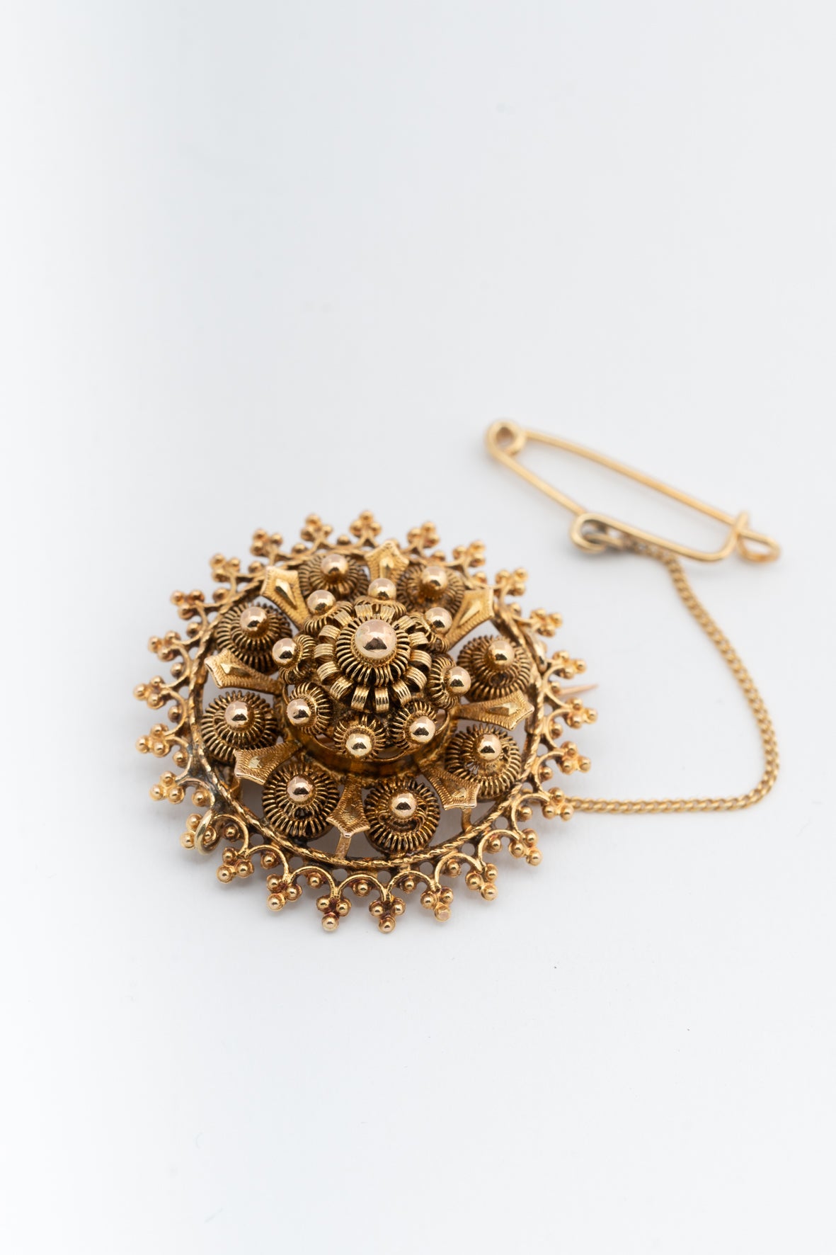 Antieke geel gouden klederdracht broche met veiligheidsketting