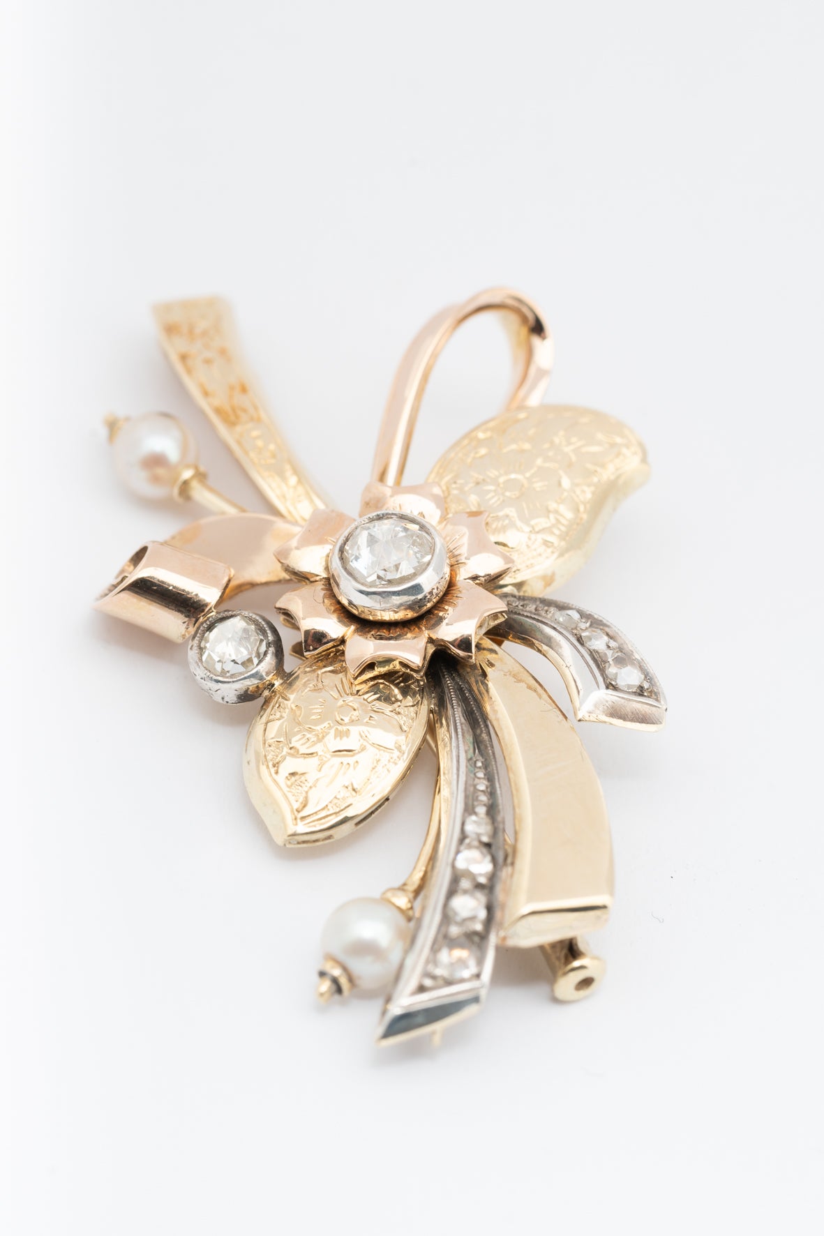 Geel gouden broche met cultivé parels en roos geslepen diamanten