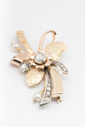 Geel gouden broche met cultivé parels en roos geslepen diamanten