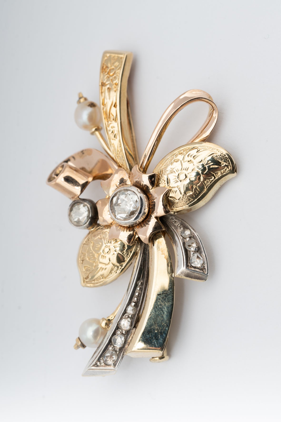 Geel gouden broche met cultivé parels en roos geslepen diamanten