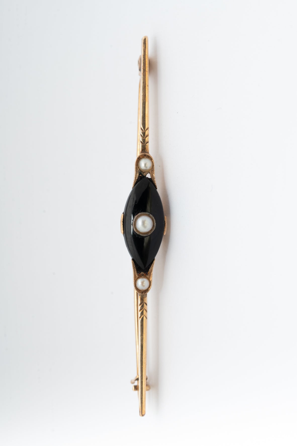Antieke geel gouden brochette met onyx en parels