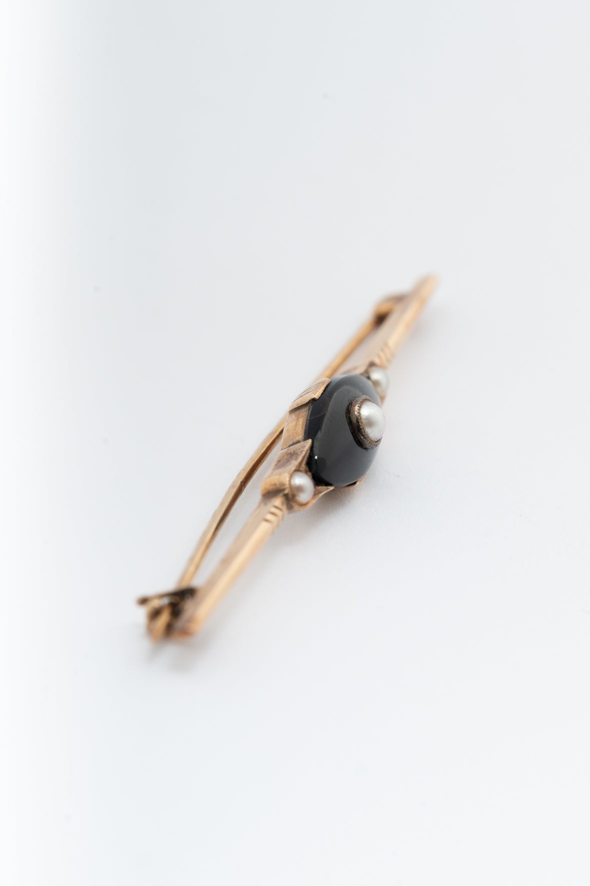 Antieke geel gouden brochette met onyx en parels