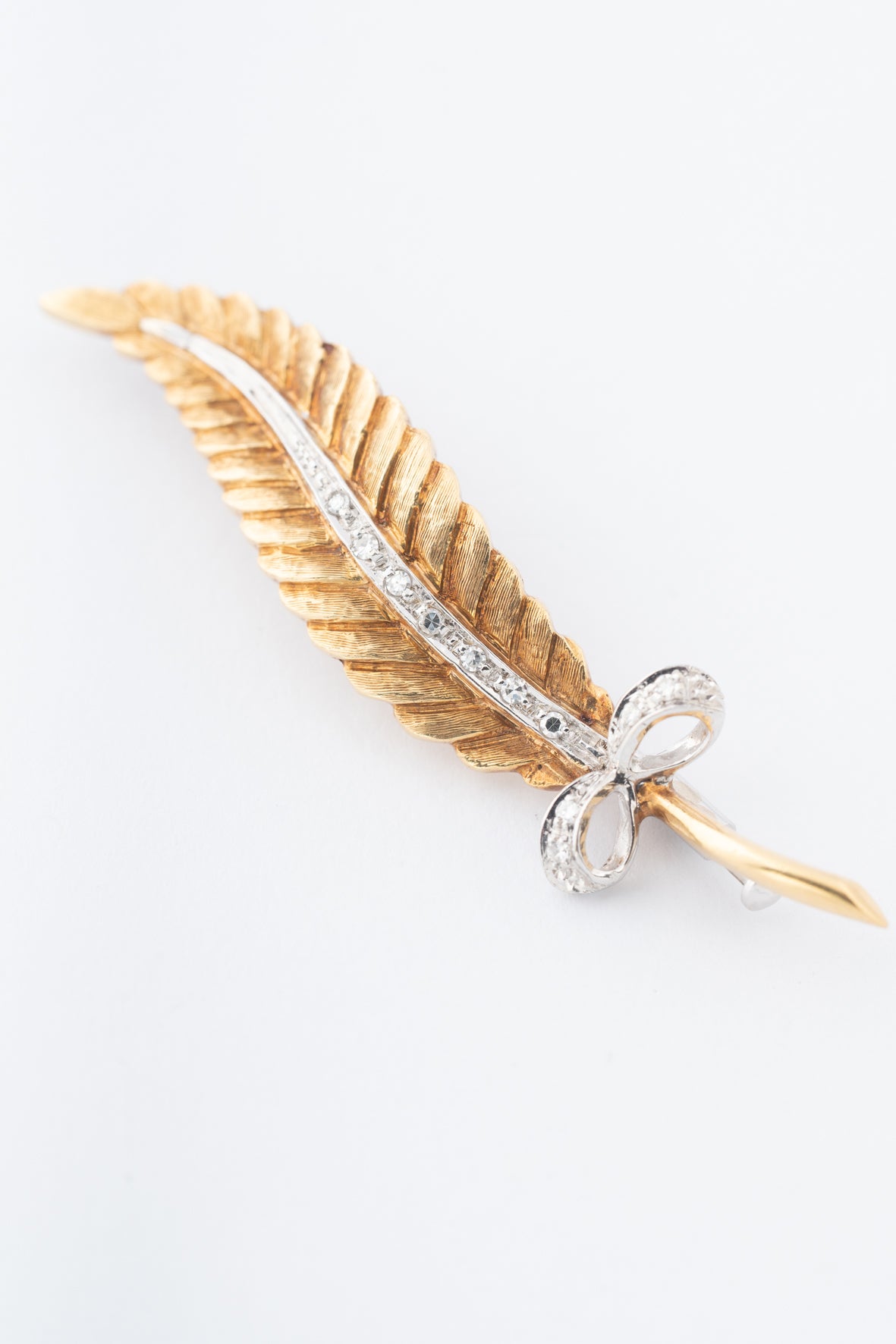 Wit/geel gouden veer broche met diamanten