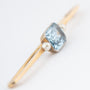 Oude geelgouden brochette met een blauwe spinel en parels