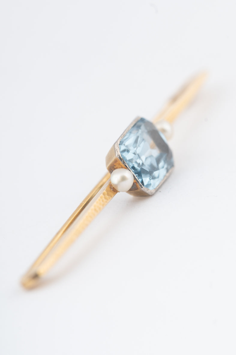 Oude geelgouden brochette met een blauwe spinel en parels