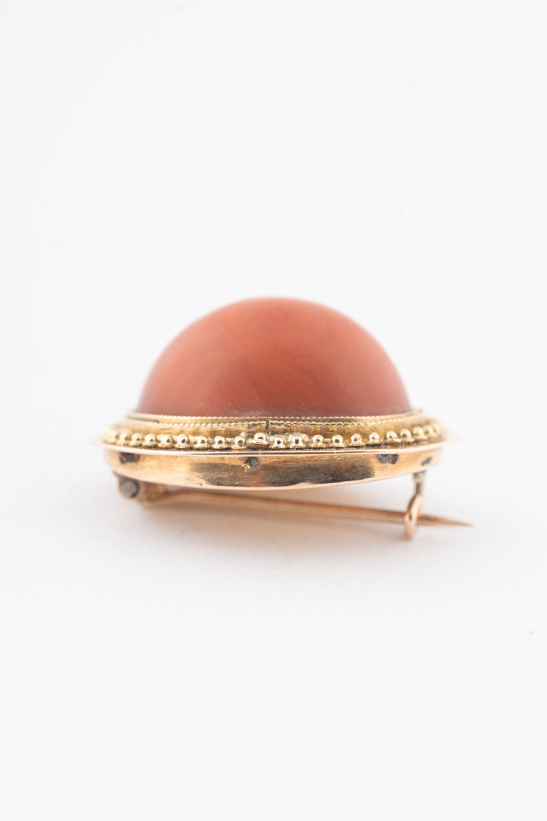 Antieke geelgouden broche met bloedkoraal