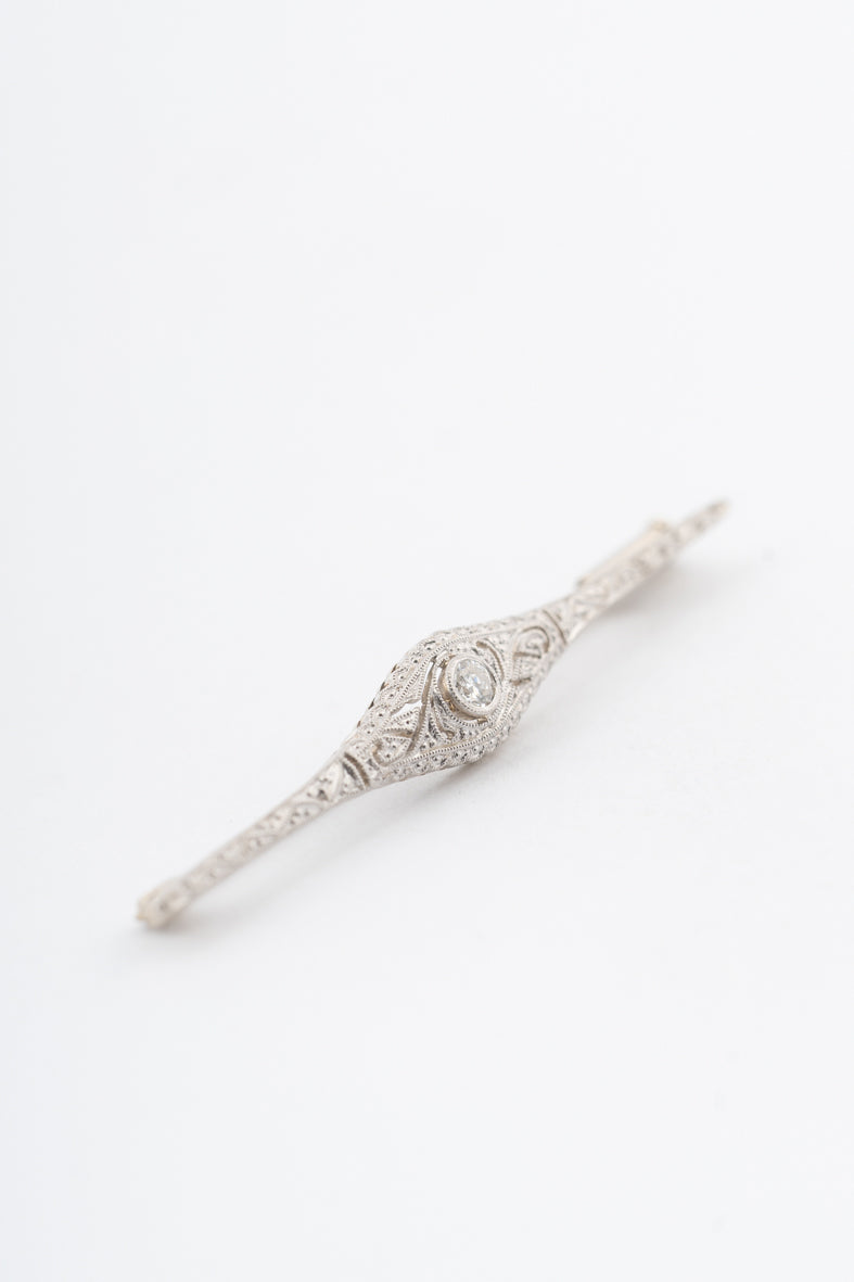 Witgouden Art Deco broche met een briljant in platina gezet