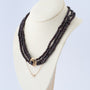 3-strengs granaten collier aan gouden sluiting met een granaat