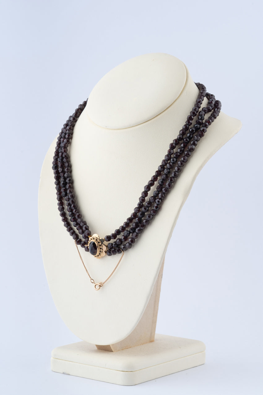 3-strengs granaten collier aan gouden sluiting met een granaat