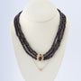 3-strengs granaten collier aan gouden sluiting met een granaat