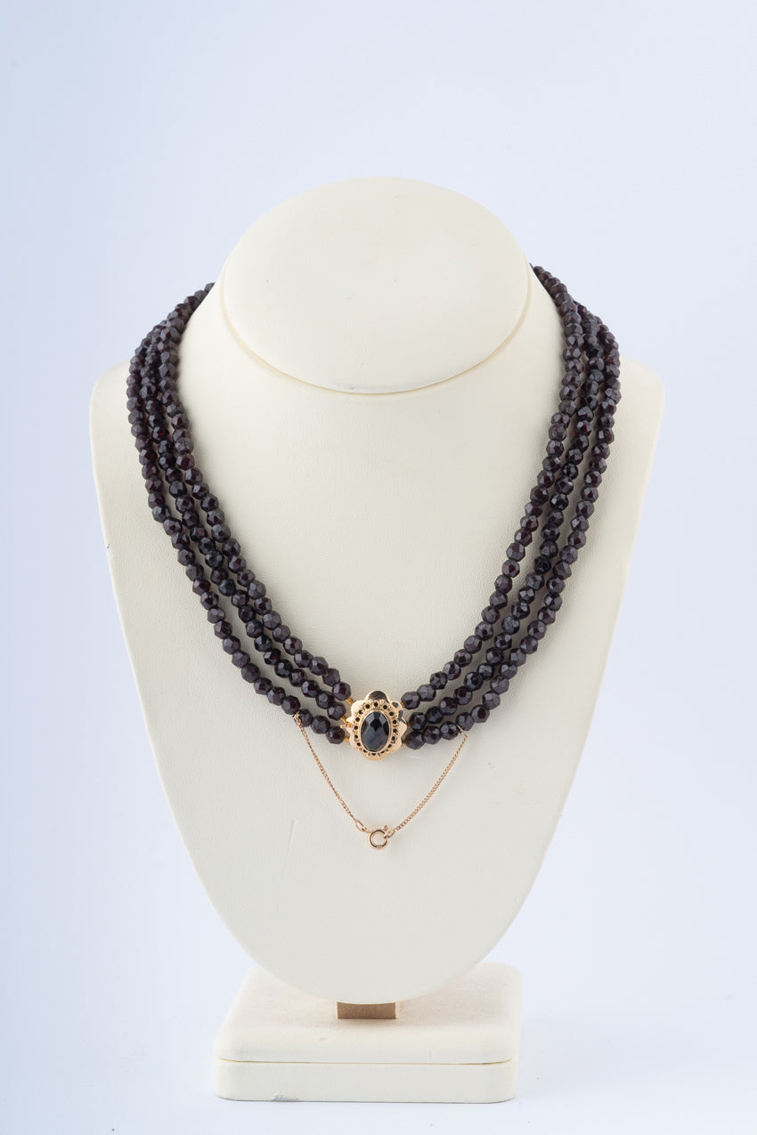 3-strengs granaten collier aan gouden sluiting met een granaat