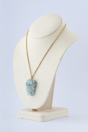 Jade hanger met gouden oog aan gouden anker collier