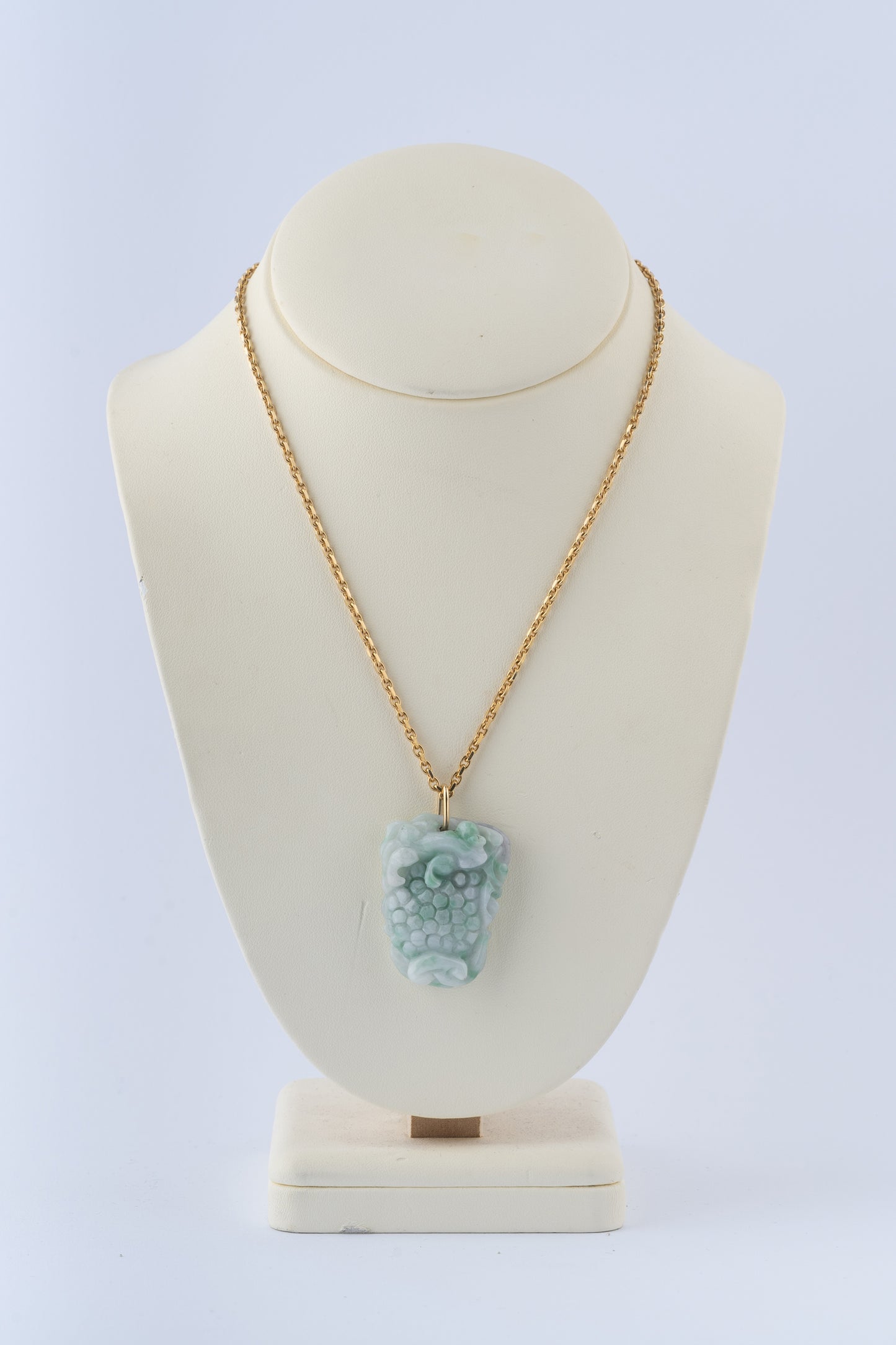 Jade hanger met gouden oog aan gouden anker collier