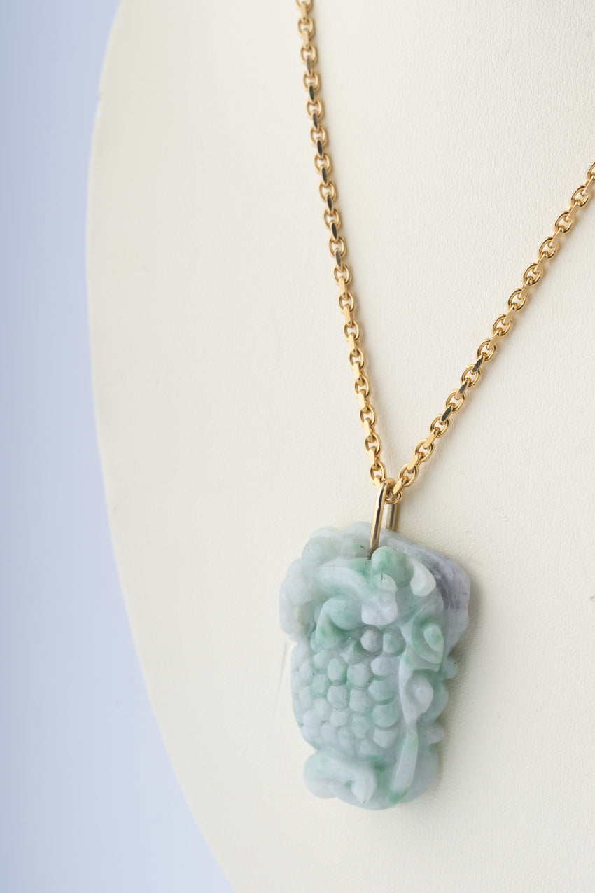 Jade hanger met gouden oog aan gouden anker collier