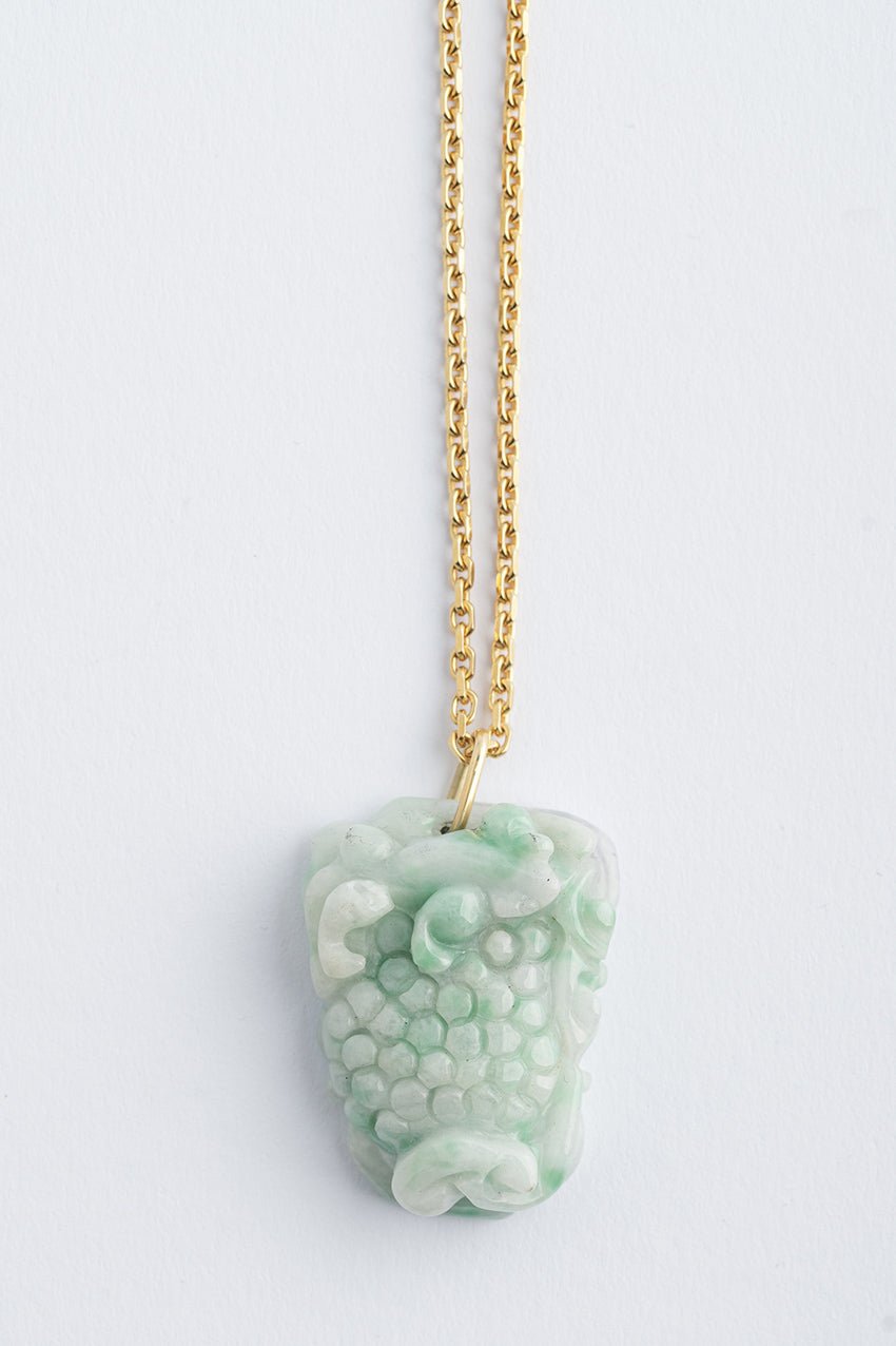 Jade hanger met gouden oog aan gouden anker collier
