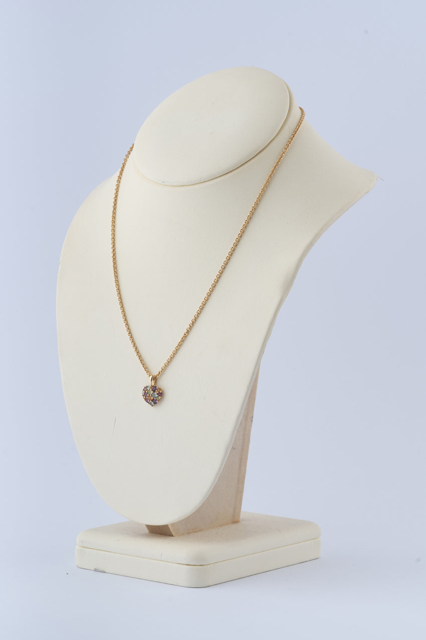 Gouden hart hanger met edelstenen aan gouden jasseron collier