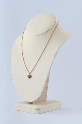 Gouden hart hanger met edelstenen aan gouden jasseron collier