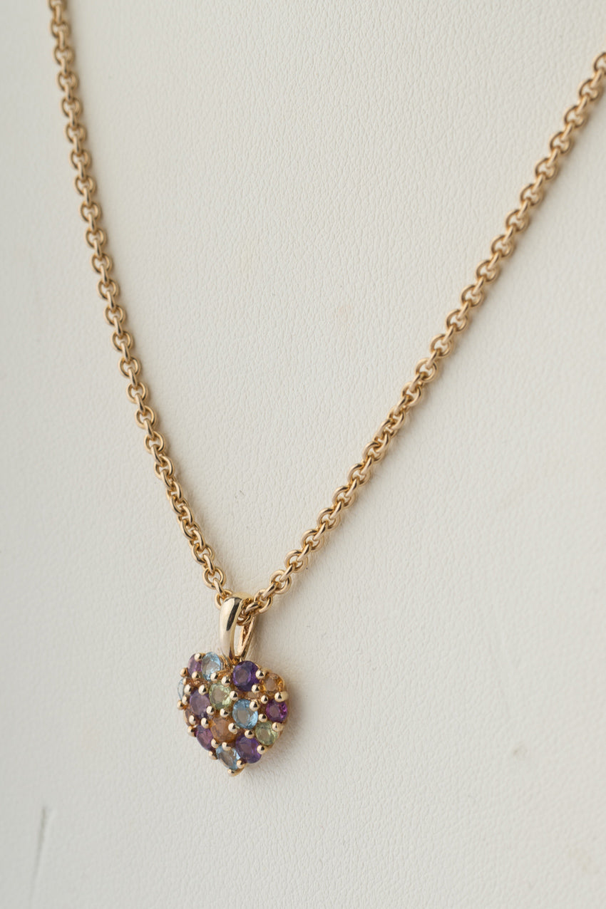 Gouden hart hanger met edelstenen aan gouden jasseron collier