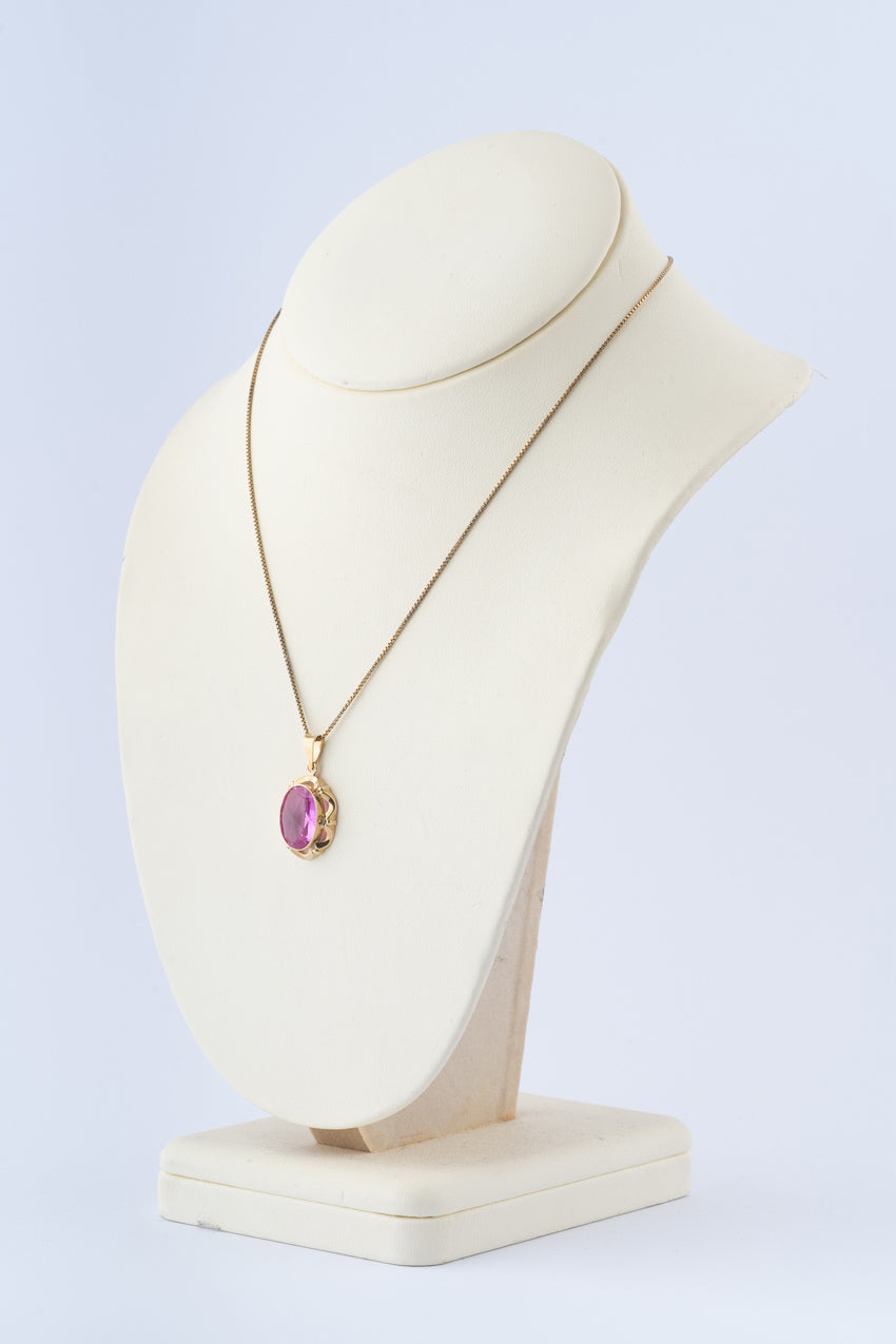 Gouden hanger met synth. roze saffier aan gouden Venetiaans collier