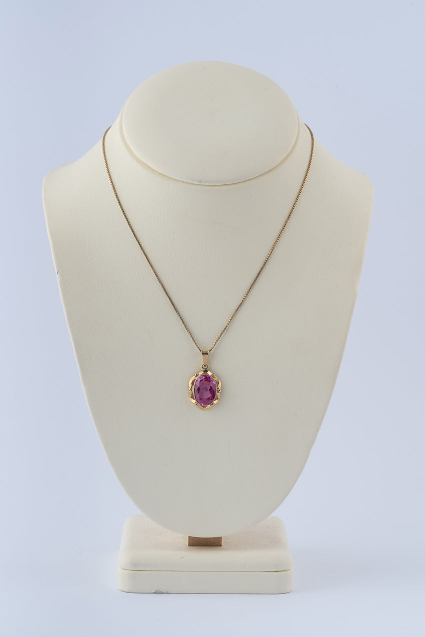 Gouden hanger met synth. roze saffier aan gouden Venetiaans collier