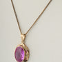 Gouden hanger met synth. roze saffier aan gouden Venetiaans collier