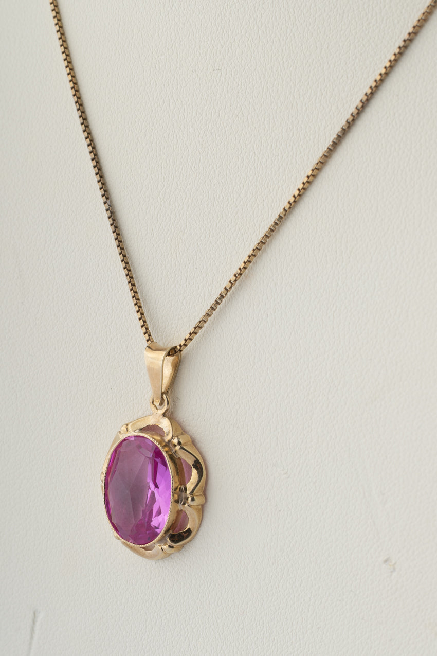 Gouden hanger met synth. roze saffier aan gouden Venetiaans collier