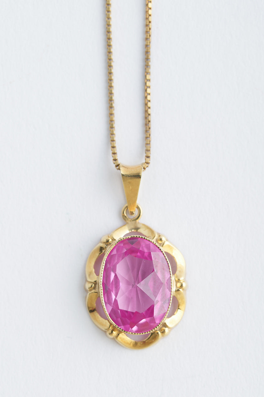 Gouden hanger met synth. roze saffier aan gouden Venetiaans collier