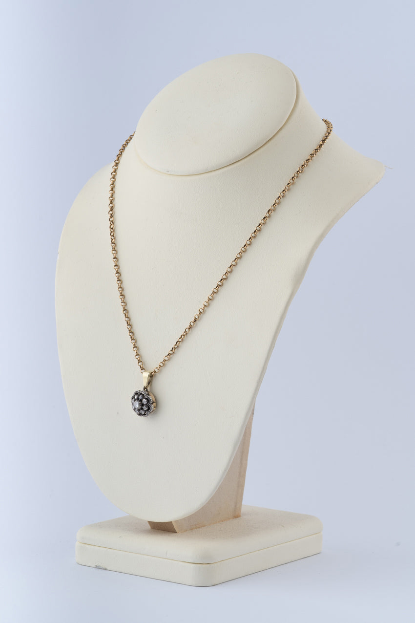 Antieke gouden hanger met diamanten aan gouden jasseron collier