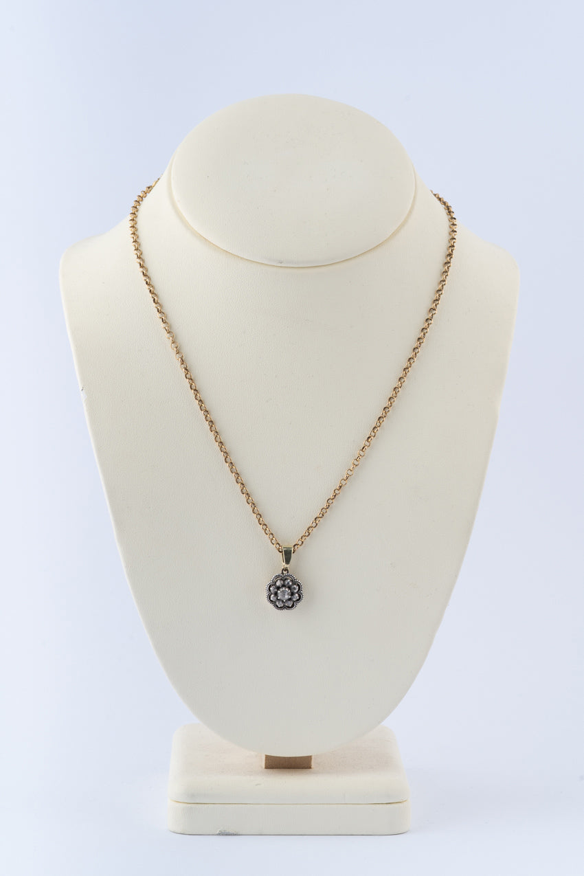 Antieke gouden hanger met diamanten aan gouden jasseron collier