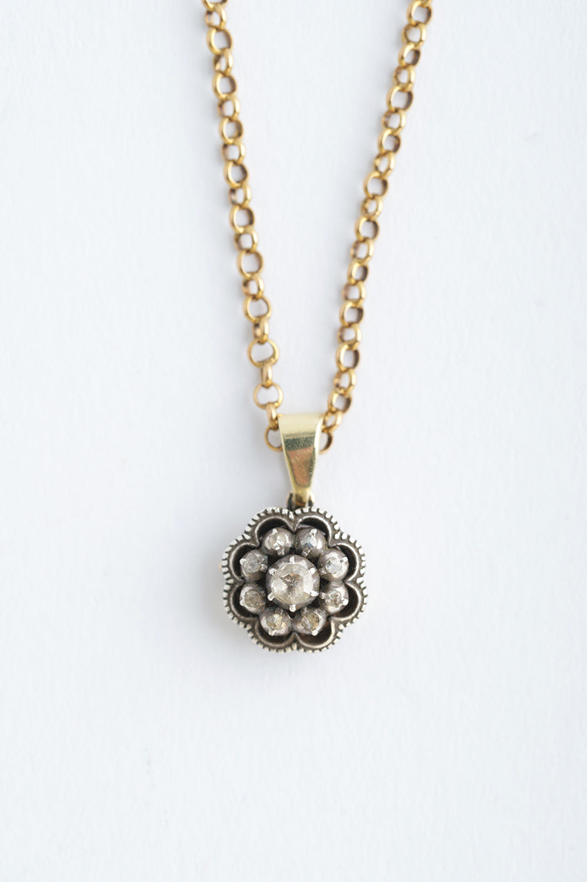 Antieke gouden hanger met diamanten aan gouden jasseron collier