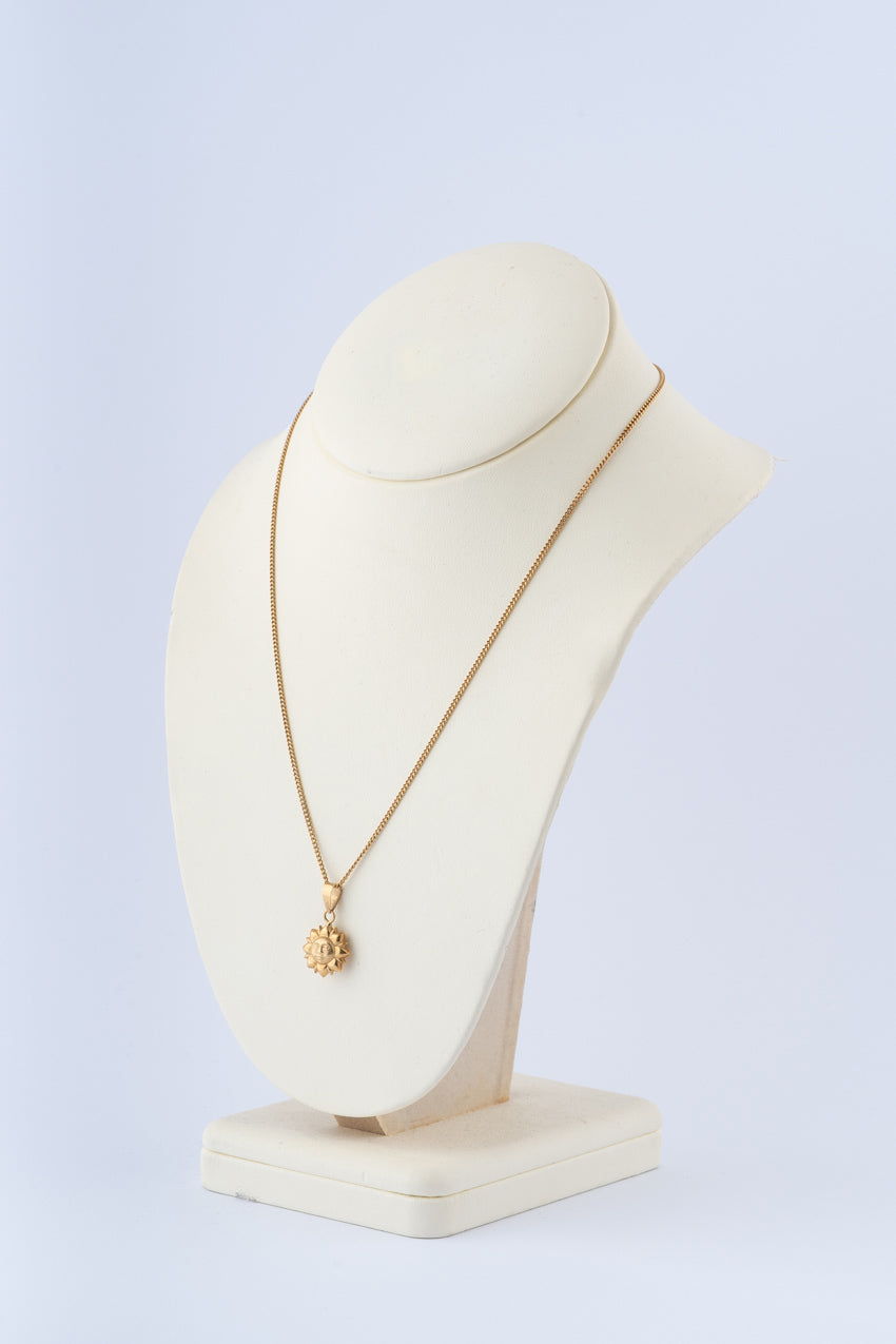 Gouden zon hanger aan gouden gourmet collier
