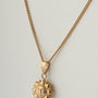 Gouden zon hanger aan gouden gourmet collier