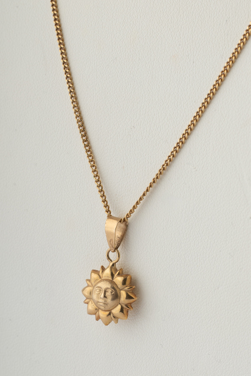 Gouden zon hanger aan gouden gourmet collier