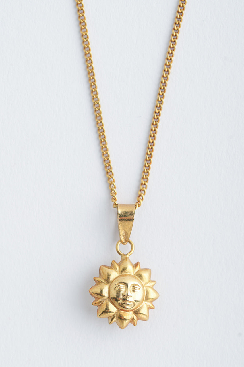 Gouden zon hanger aan gouden gourmet collier