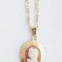 Camée in gouden rand hanger aan gouden figaro collier