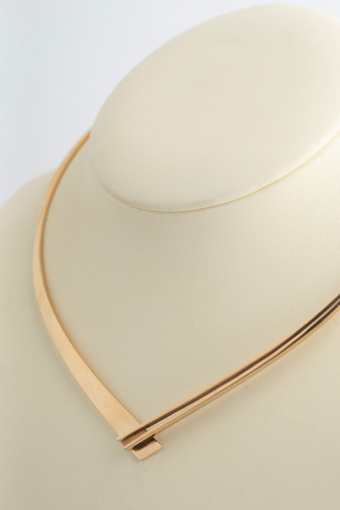 Yellow gold (necklace) choker with hinge