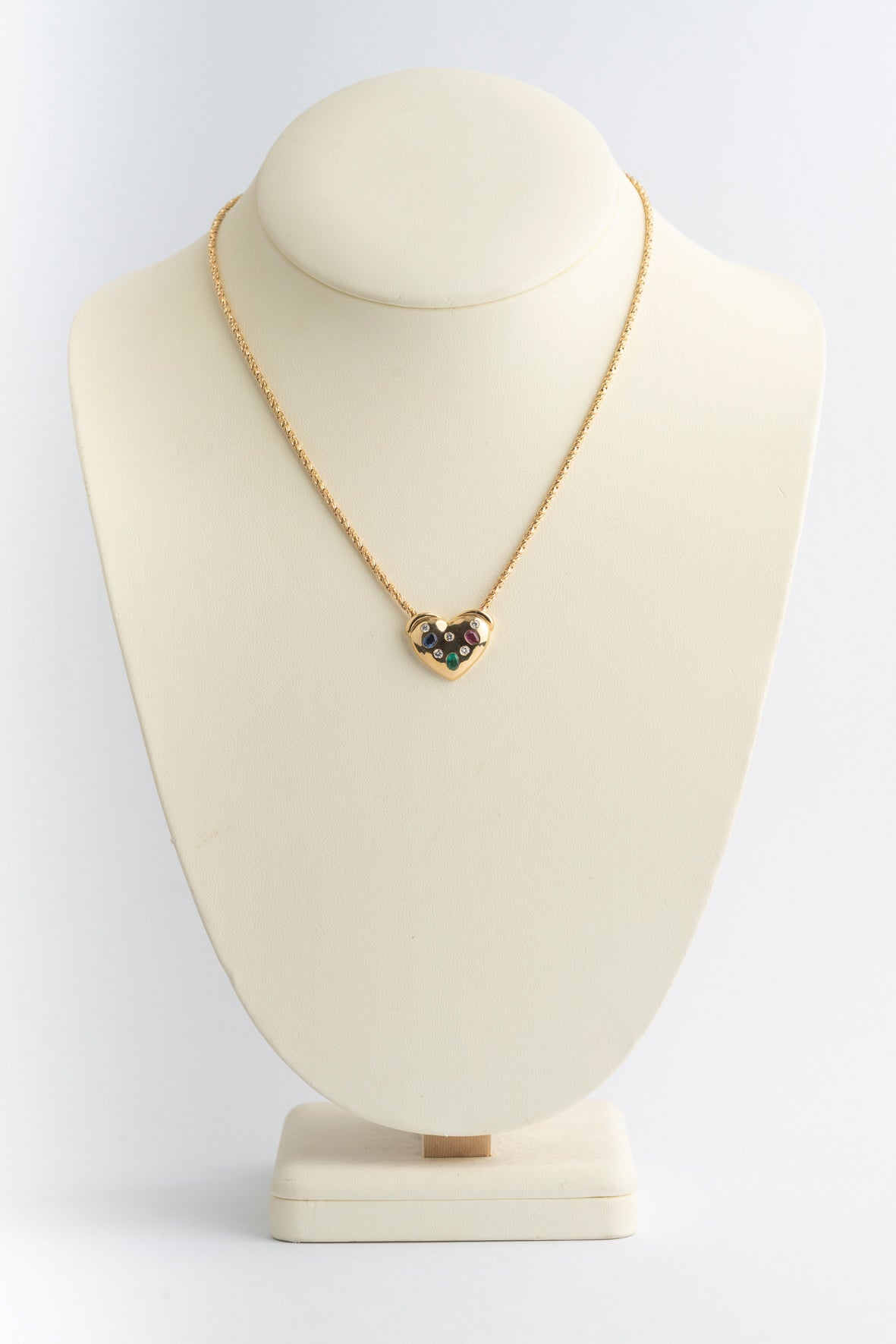 Geel gouden hart met briljanten, saffier, robijn en smaragd aan geel gouden koord collier