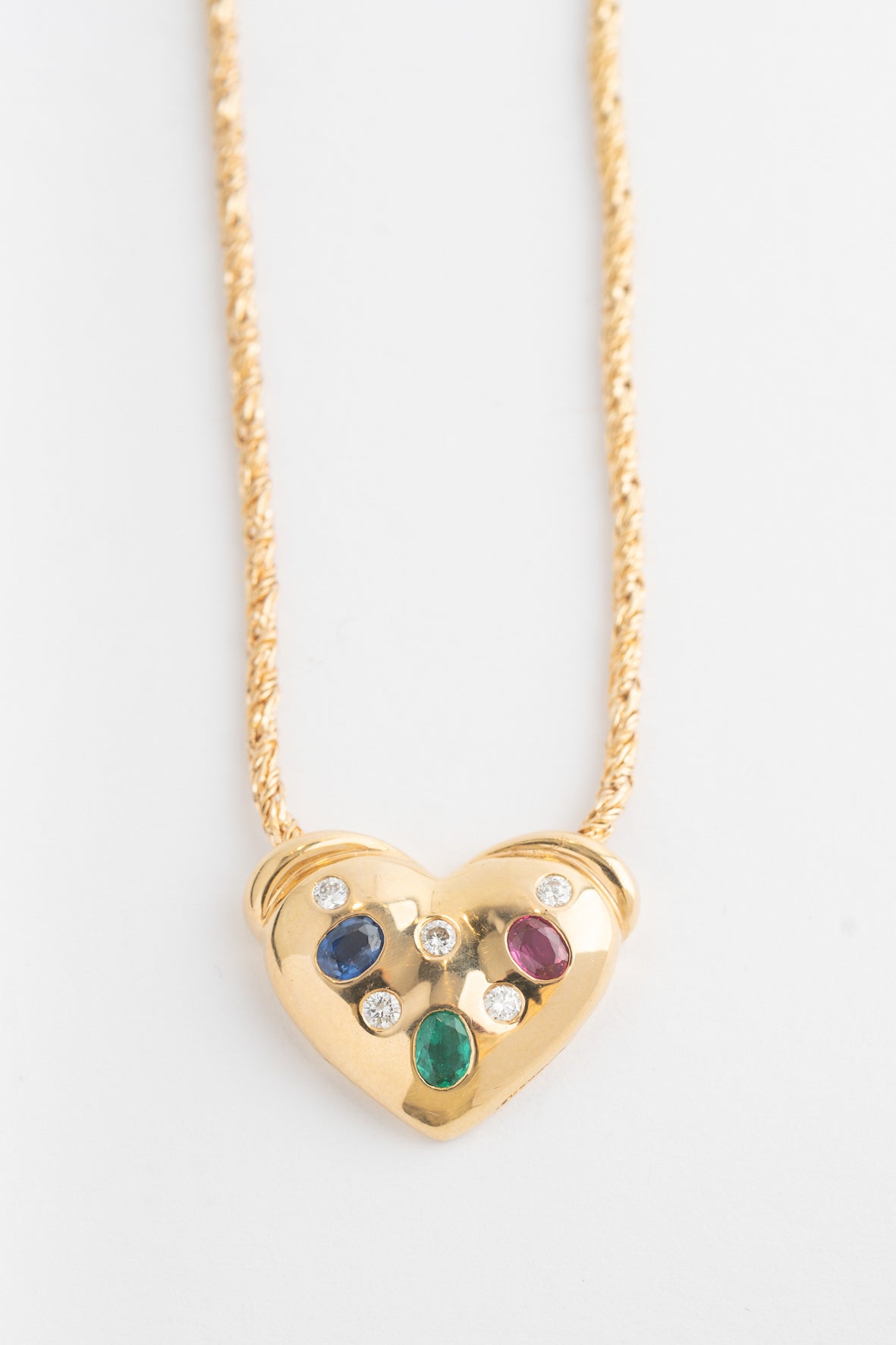 Geel gouden hart met briljanten, saffier, robijn en smaragd aan geel gouden koord collier