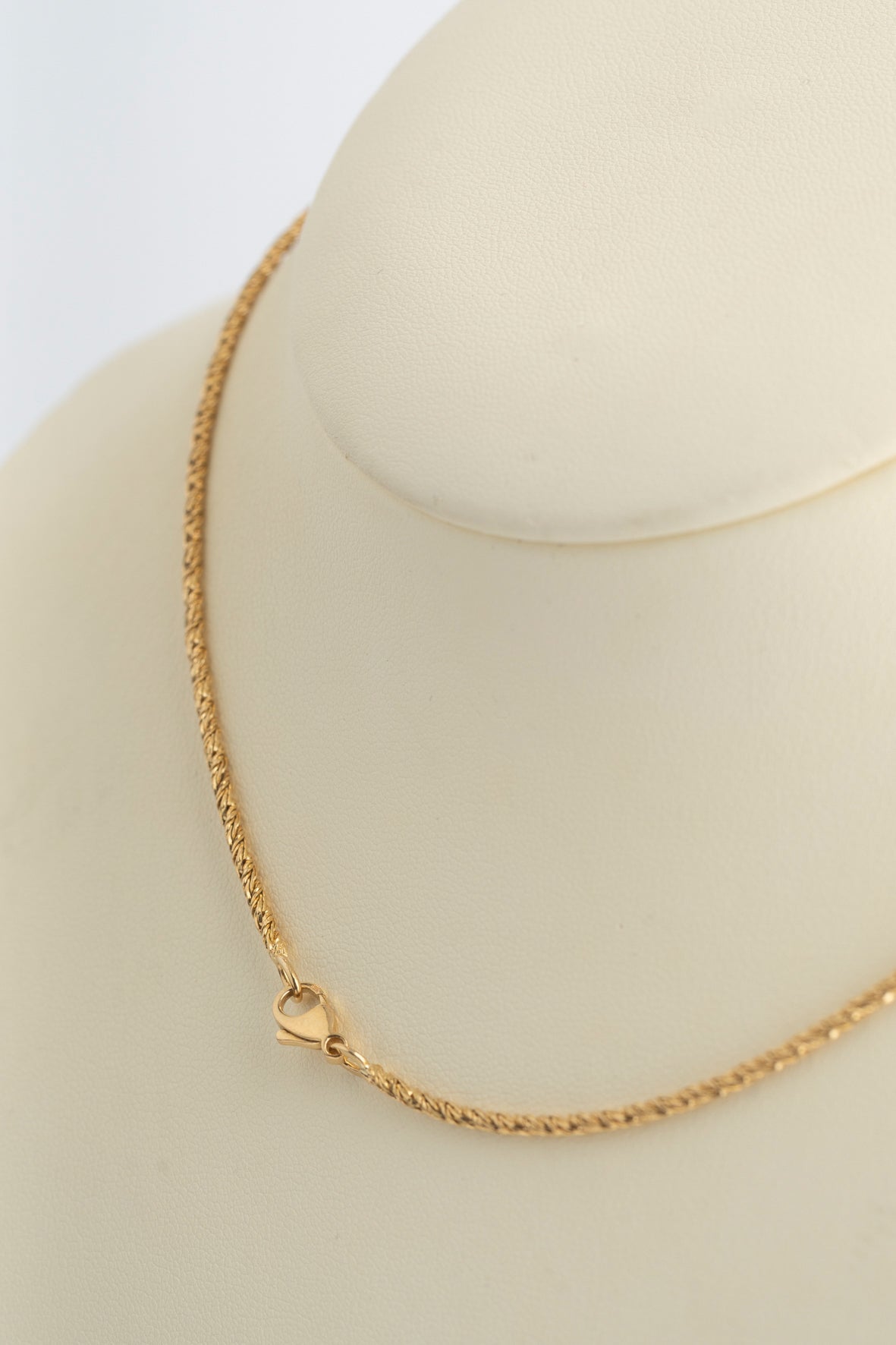 Geel gouden hart met briljanten, saffier, robijn en smaragd aan geel gouden koord collier