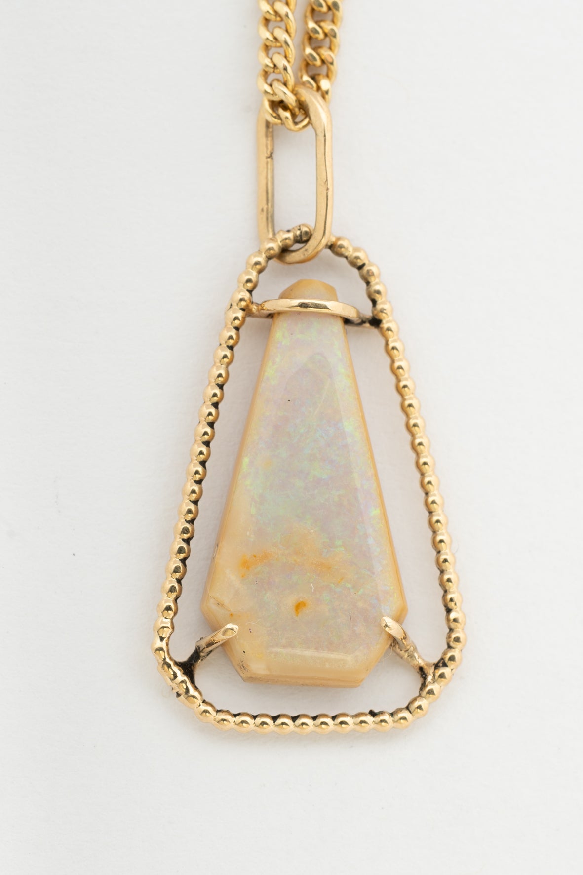 Geel gouden hanger met opaal aan geel gouden gourmet collier