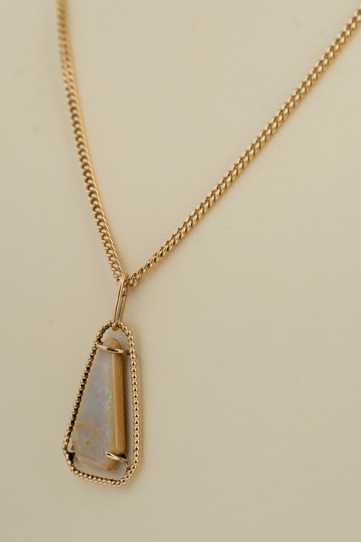 Geel gouden hanger met opaal aan geel gouden gourmet collier