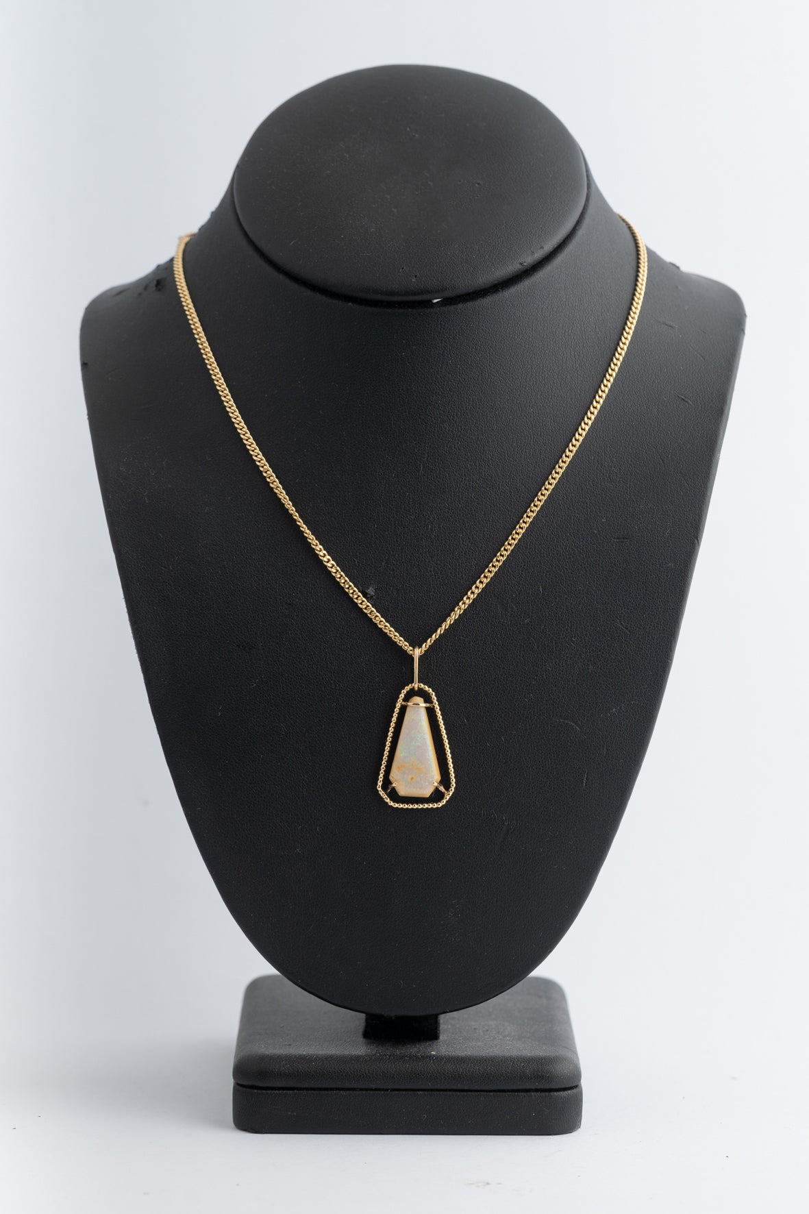 Geel gouden hanger met opaal aan geel gouden gourmet collier