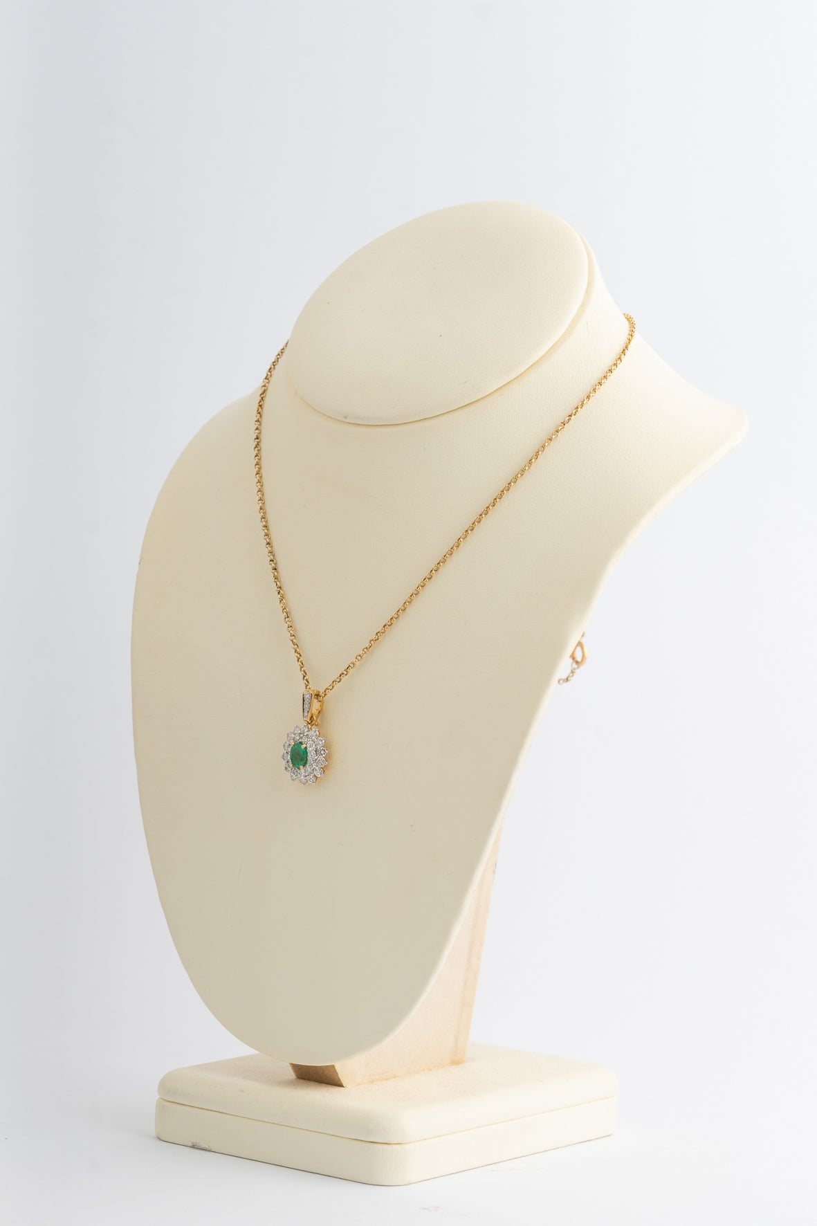 Geel gouden dubbele entourage hanger met smaragd en briljanten aan geel gouden collier