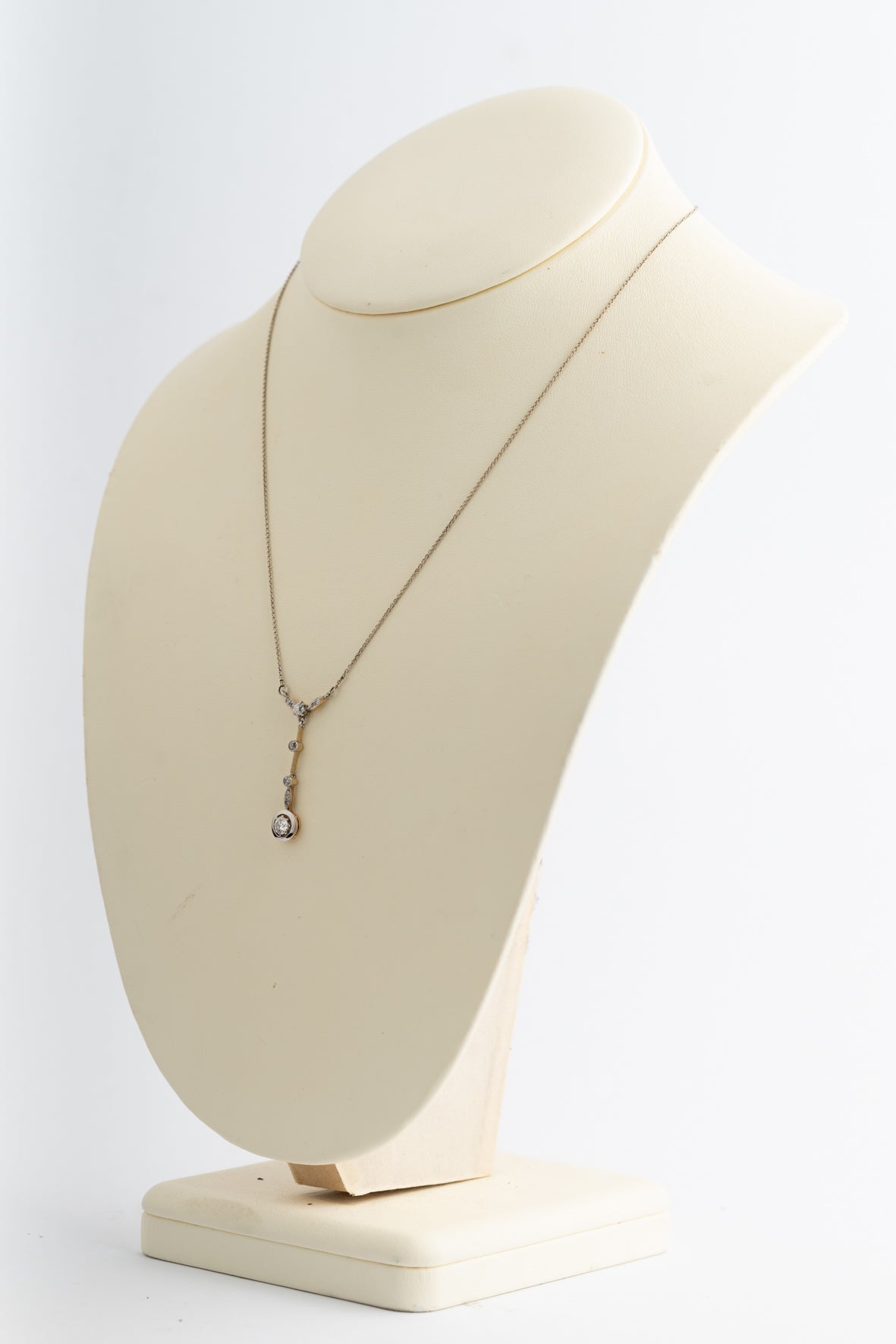 Antieke wit/geel gouden hanger met briljanten en diamanten aan wit gouden collier