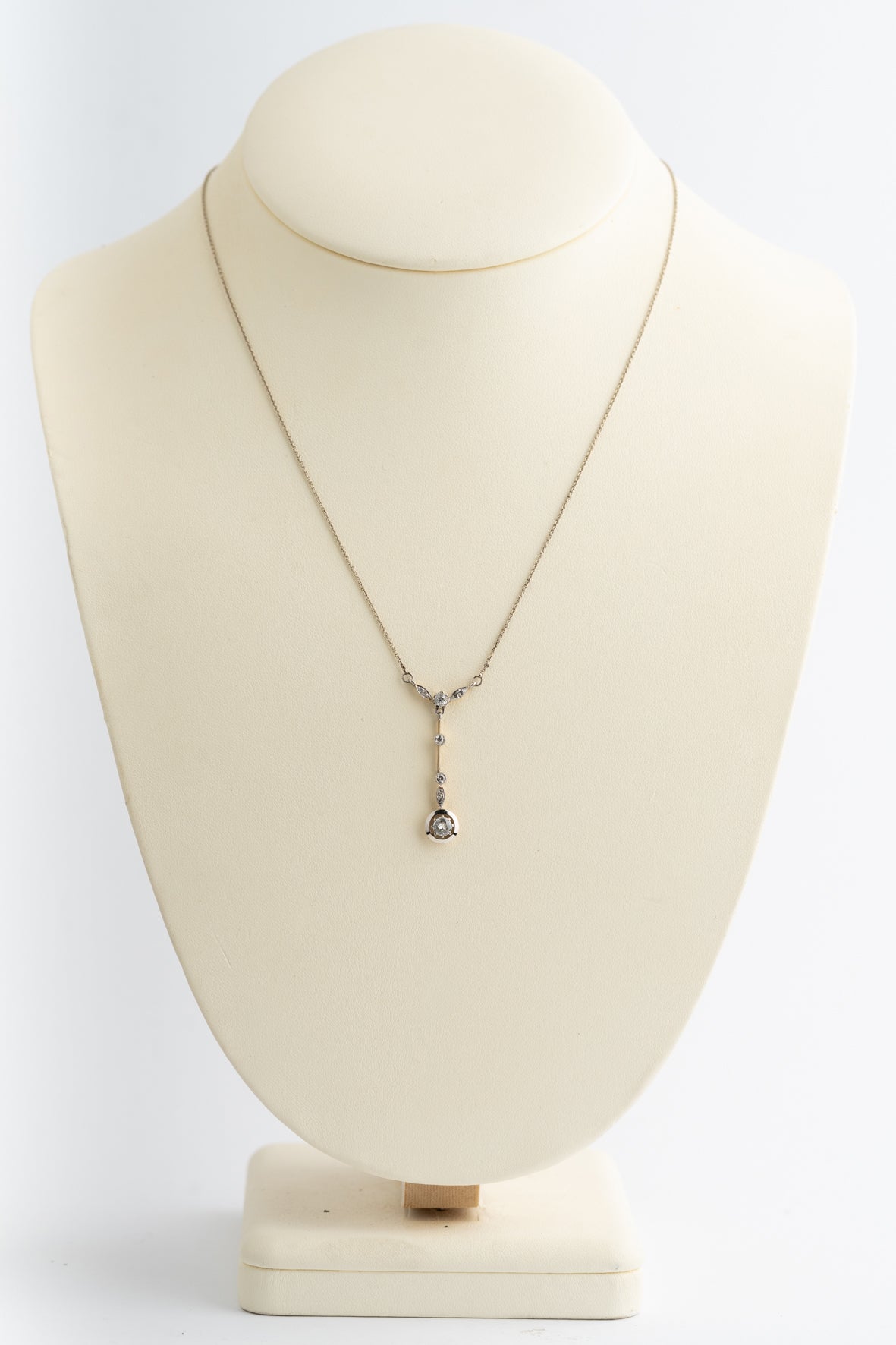 Antieke wit/geel gouden hanger met briljanten en diamanten aan wit gouden collier
